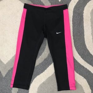 WOMENS NIKE BLACK/PINK WORKOUT ATHLETIC CAPRIS!😍